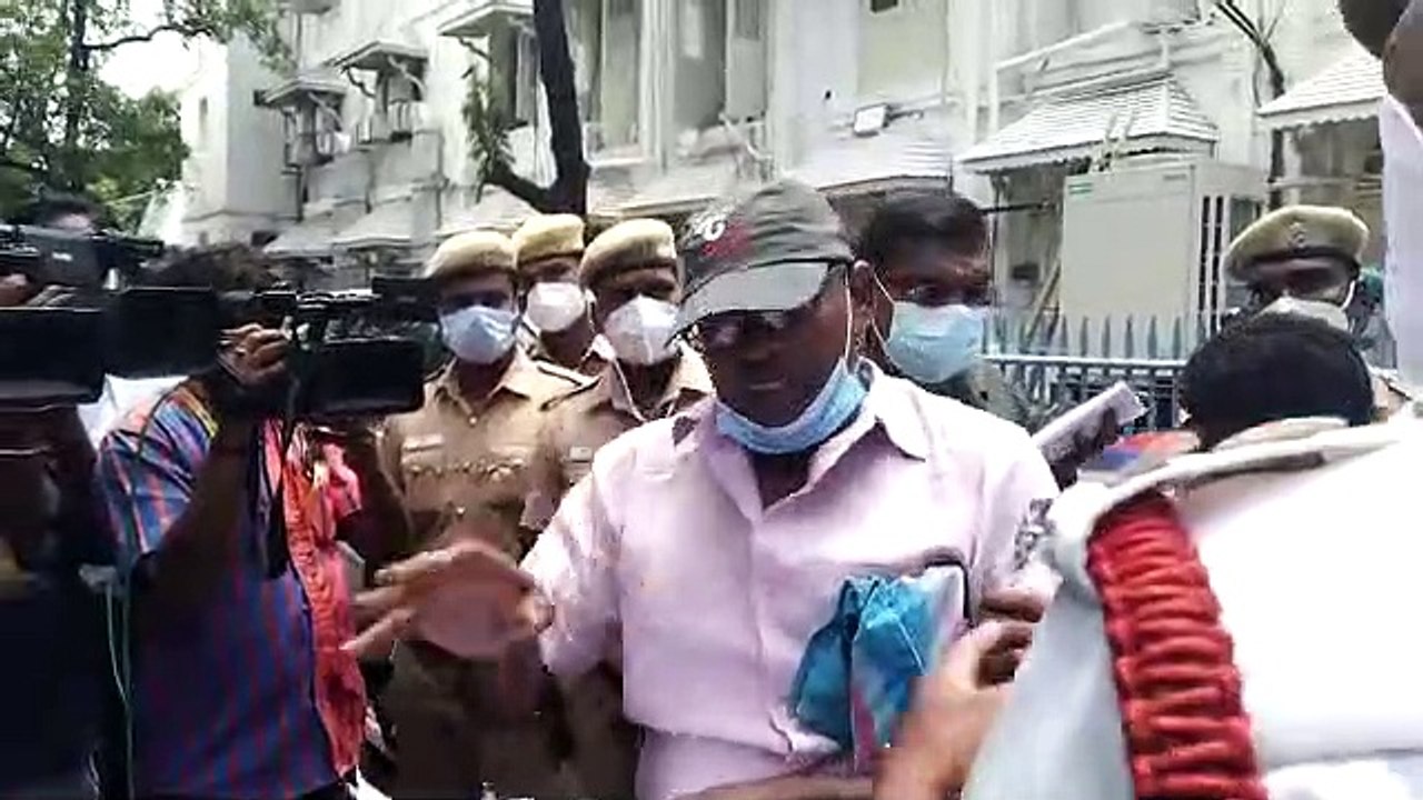 முதல்வர் ஸ்டாலின் காரின் முன்பு திடீரென கீழே அமர்ந்த நபர்.. தலைமை செயலகத்தில் பரபரப்பு