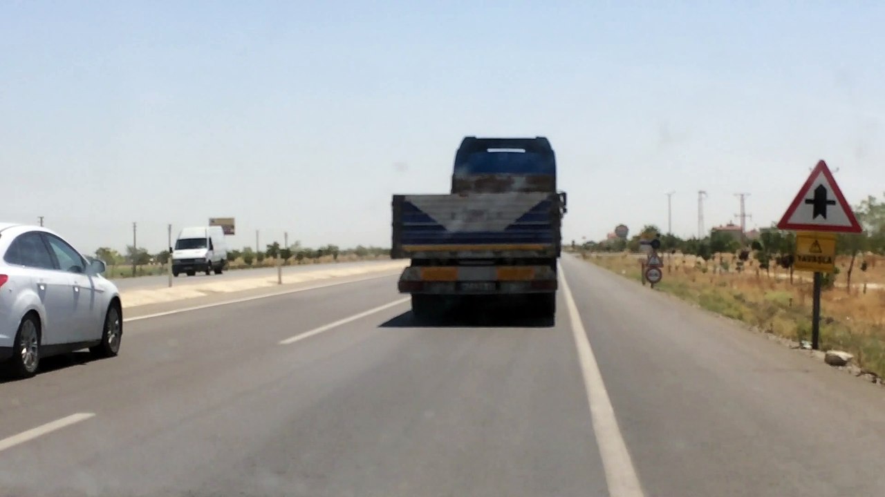 Mavi tır şöförü ile yeni yükü almak için yola çıkmak