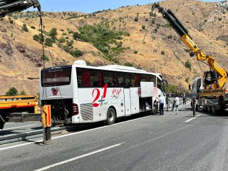Elazığ'da faciadan dönüldü: Refüje çıkan otobüs 2 vinç yardımı ile kaldırıldı