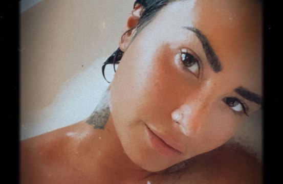 Demi Lovato compartilha foto na banheira e escreve mensagem de aceitação corporal
