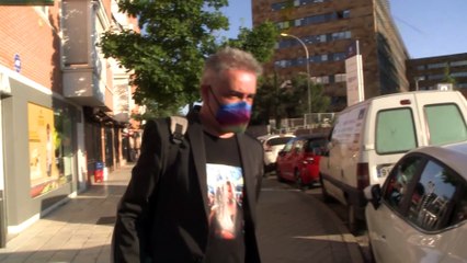 Kiko Hernández, agradecido con los sanitarios, se vacuna contra el coronavirus