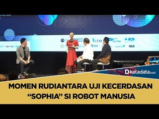 Momen Rudiantara dan Triawan Munaf Uji Kecerdasan “Sophia” si Robot Manusia | Katadata Indonesia
