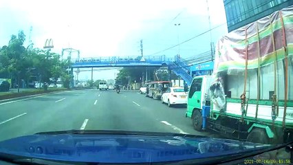 Oblivious Bicyclist Bumps Into Bus