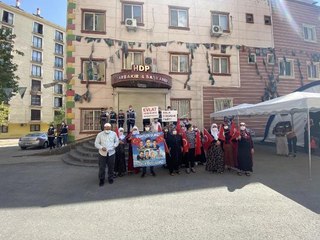 GARA ŞEHİDİNİN ANNESİNDEN EVLAT NÖBETİNDEKİ AİLELERE ZİYARET