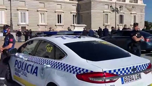 Bochornoso: Se muestra en un vídeo todos los coches oficiales, QUE PAGAMOS TODOS, que había aparcados en el acto de homenaje por las víctimas del virus