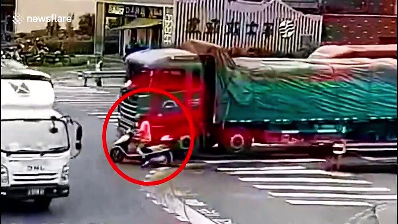 Une voiture de police sauve la vie d'un homme en scooter coincé par un camion