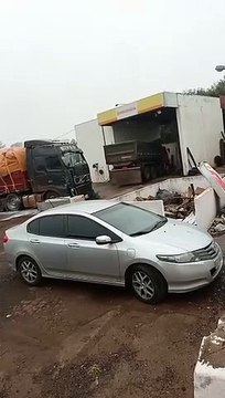 Caminhão desgovernado arranca duas bombas de combustível em posto na PR-323