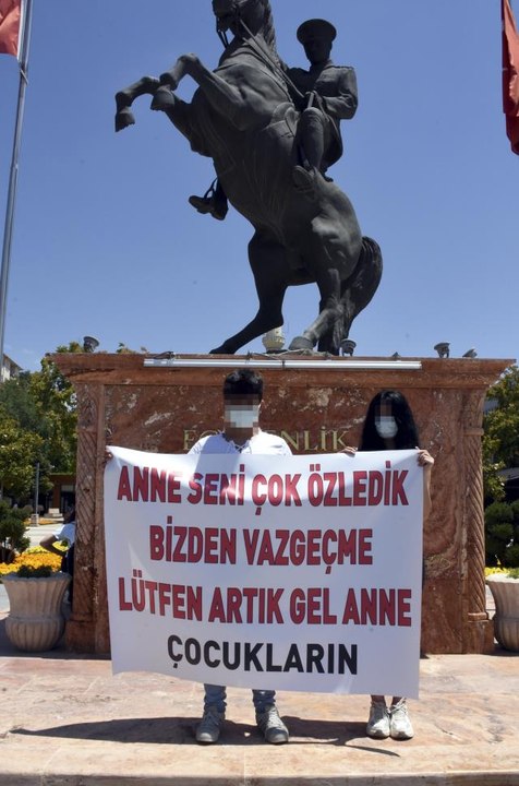 Tedavi görmesini istedikleri annelerine özlemlerini pankart açarak anlattılar