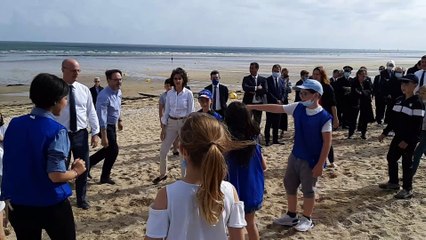 Jean-Michel Blanquer et Roxana Maracineanu, les ministres de l'éducation nationale et des sports initiés au "tchoukball" sur la plage de Ouistreham