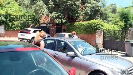 Raquel Mosquera saluda a la prensa al regresar a casa