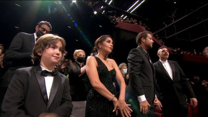 Ovation pour l'entrée de l'équipe du film "Les Intranquilles" - Cannes 2021