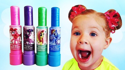 Diana plays with color Lipstick - Finger Family song