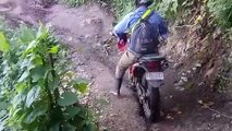 Vecinos arriesgan sus vidas entre la montaña por deslizamiento de camino