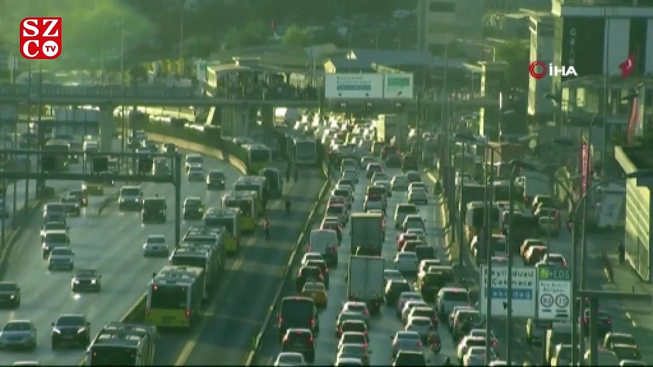 Metrobüs yaya çarptı: 1’i metrobüs içinde olmak üzere 2 yaralı