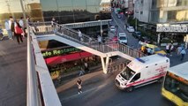 Haramidere'de metrobüs, yola atlayan yayaya çarptı