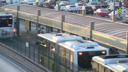 METROBÜS YOLUNA ATLAYAN YAYAYA METROBÜS ÇARPTI 2 YARALI