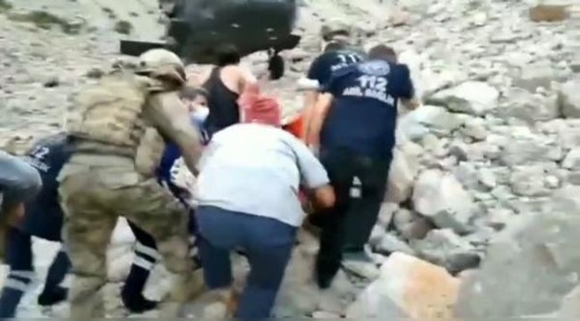 TUNCELİ'DE AYI SALDIRISINA UĞRAYAN ÇİNLİ TURİST, ASKERİ HELİKOPTERLE HASTANEYE ULAŞTIRILDI