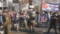 Cientos de manifestantes cubanos pro y anti protestas se enfrentaron en Santiago de Chile