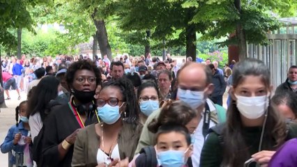 Torre Eiffel reabre ao público em Paris