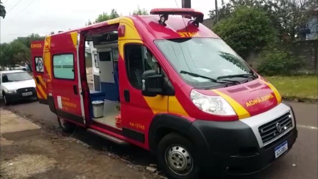 Idosa de 65 anos sofre lesão cabeça e é socorrida pelo Siate na Rua José Bernardo Rosa, no Santa Felicidade