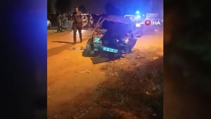 Otomobil önce çöp konteynırına ardından elektrik direğine çarptı: 2 yaralı