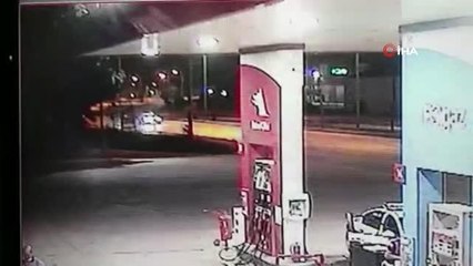 Kontrolden çıkan otomobil akaryakıt istasyonuna böyle daldı: 1 ağır yaralı