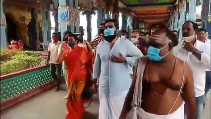 திருக்கருகாவூர் கர்ப்பரட்சாம்பிகை கோவிலில் துலாபாரம் கொடுத்து வழிபட்ட ராதிகா சரத்குமார்