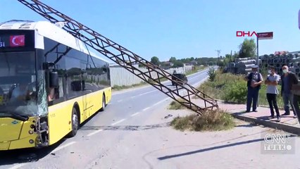 İETT otobüsünün üstüne direk düştü