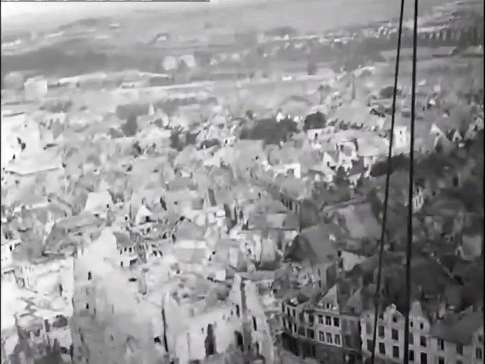 Première guerre mondiale - Arras - 2 dirigeables survolent le champ de bataille en 1919