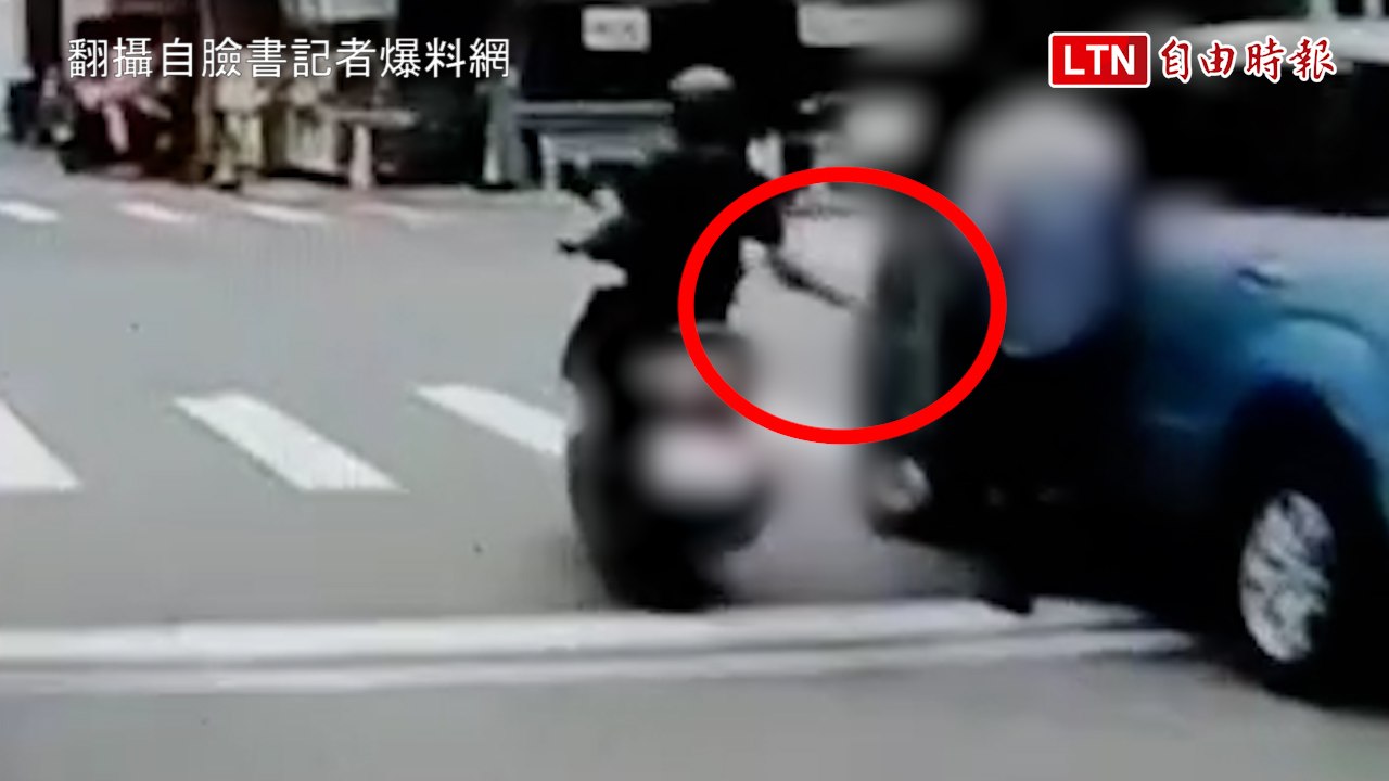 碰瓷再現？ 騎士故意碰車門 「優雅」摔倒演技差(翻攝自臉書記者爆料網)