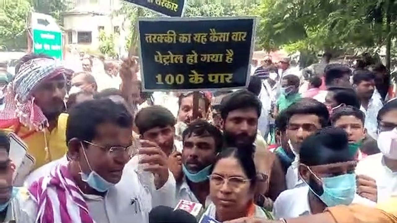 महंगाई और पेट्रोल-डीजल मूल्य वृद्धि के विरोध मे...