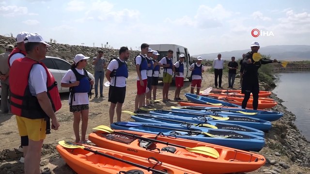 Öğrenciler pandeminin stresini kanoyla kürek çekerek attı