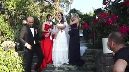 Doktor çift pandemi nedeniyle 8 aylık kızları ile düğün yapabildi