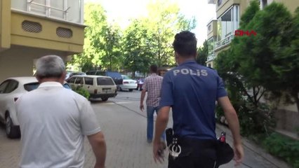 OTOMOBİLDE UYURKEN YAKALANDI; 'NE YAPIYORSUN' SORUSUNA 'UYUMUŞUM' CEVABINI VERDİ