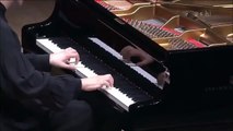 Fazıl Say Beethoven'in  23. Nolu piyano sonatını icra ederken tıpkı bir ayinde gibi kendinden geçiyor