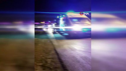 Otomobil önce çöp konteynırına ardından elektrik direğine çarptı: 2 yaralı