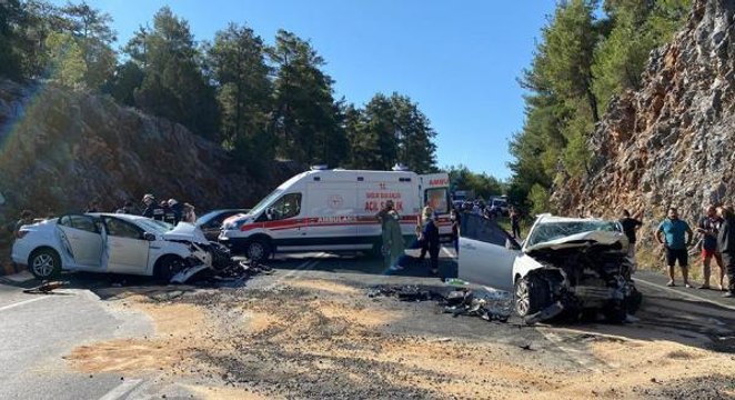 Son dakika haberleri... OTOMOBİLLER ÇARPIŞTI; POLİS MEMURU VE OĞLU ÖLDÜ, 5 KİŞİ YARALANDI