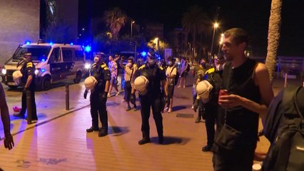 ترغيب وترهيب… أسلوب الدول الأوروبية الجديد لدفع الناس للتطعيم