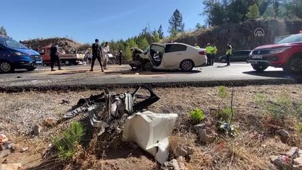 Son dakika haber: İki otomobil çarpıştı: 2 ölü, 5 yaralı (2)