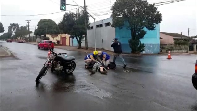 Carro e moto colidem na Rua Souza Naves, cruzamento com a Rua Epitácio Pessoa, no Parque São Paulo