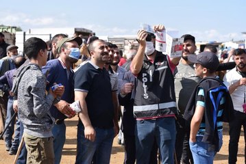 Polis ekipleri Kars'taki hayvan pazarında "sahte para"ya karşı sıkı tedbir aldı