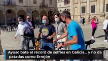 Ayuso bate el récord de selfies en Galicia… y no da patadas como Errejón
