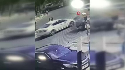 Yolun karşısına geçmeye çalışan genç kıza motokurye böyle çarptı