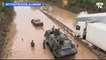 En Allemagne, des soldats utilisent un véhicule blindé pour remorquer des voitures bloquées sur une autoroute inondée