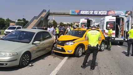 Taksi emniyet şeridinde park halindeki otomobile çarptı: 4 yaralı