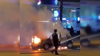 Park halindeki otomobil alev topuna döndü