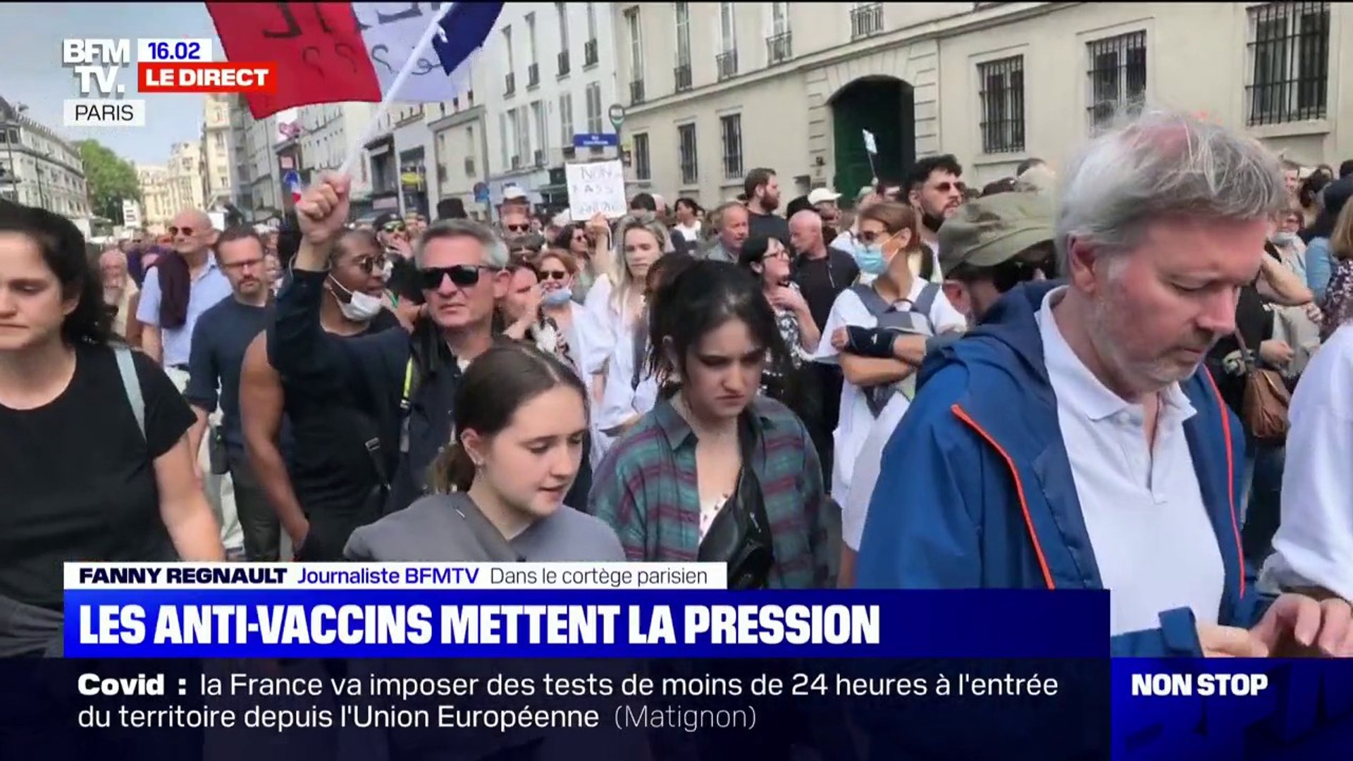 Une manifestation contre le pass sanitaire, emmenée par Florian Philippot,  Frigide Barjot et Francis Lalanne, défile dans les rues de Paris - Vidéo  Dailymotion