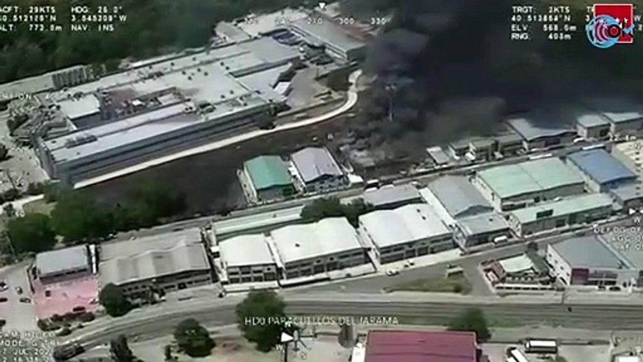 Un incendio en una nave industrial al este de Barajas obliga a cerrar una pista del aeropuerto
