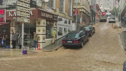 10 dakikalık yağışın ardından caddeler ve yollar göle döndü