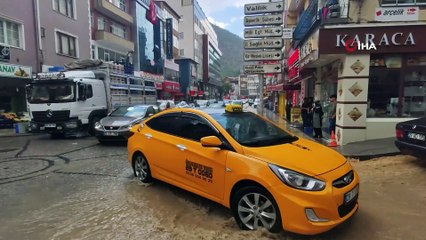 10 dakikalık yağışın ardından caddeler ve yollar göle döndü